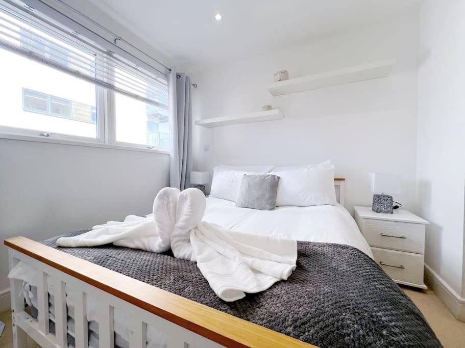 Stylish Seaview One-Bedroom Apt Суонзи Екстериор снимка