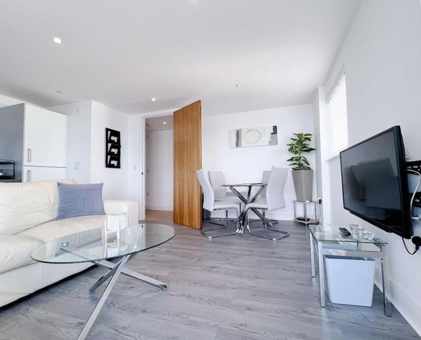Stylish Seaview One-Bedroom Apt Суонзи Екстериор снимка