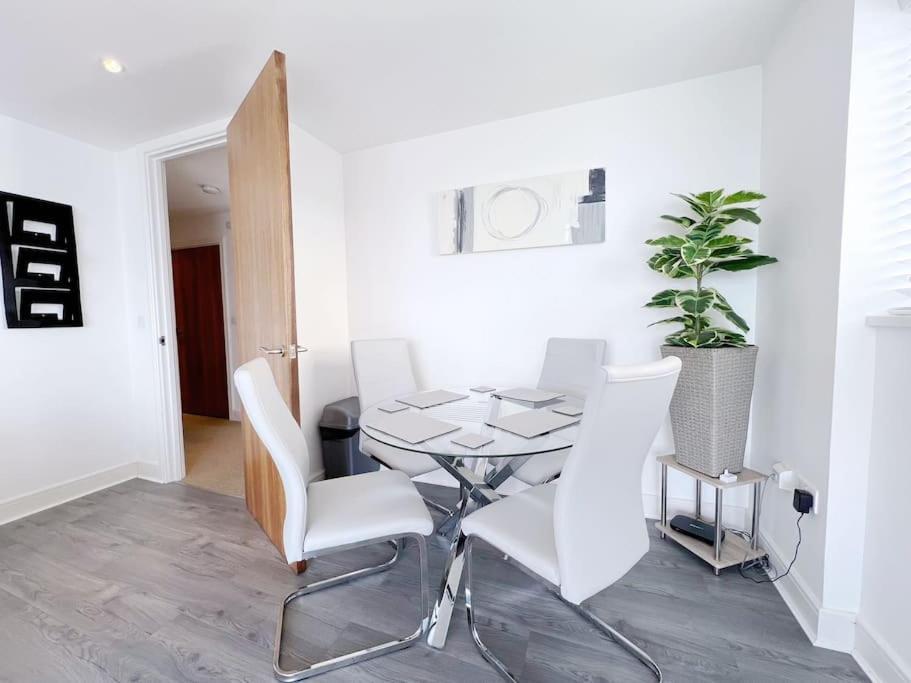 Stylish Seaview One-Bedroom Apt Суонзи Екстериор снимка
