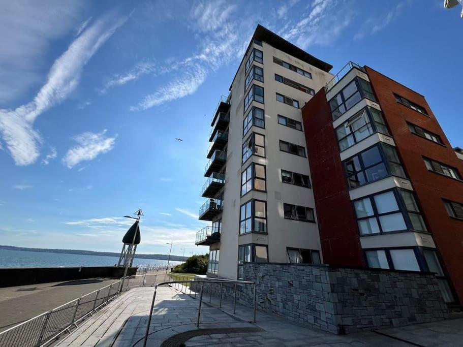 Stylish Seaview One-Bedroom Apt Суонзи Екстериор снимка