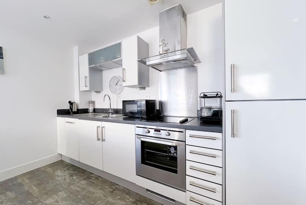 Stylish Seaview One-Bedroom Apt Суонзи Екстериор снимка