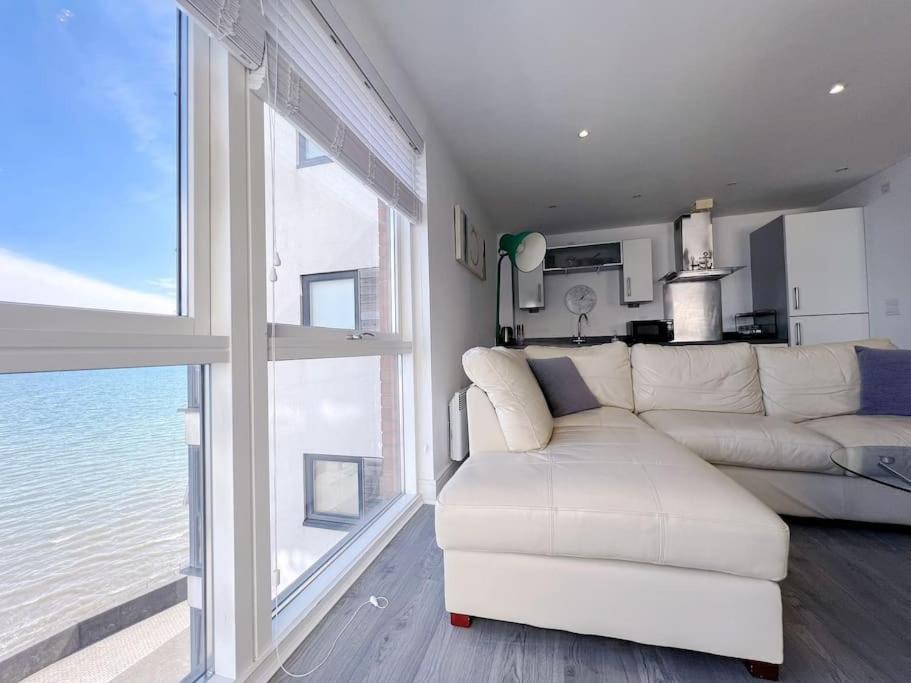 Stylish Seaview One-Bedroom Apt Суонзи Екстериор снимка