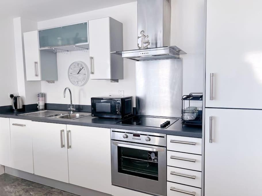 Stylish Seaview One-Bedroom Apt Суонзи Екстериор снимка