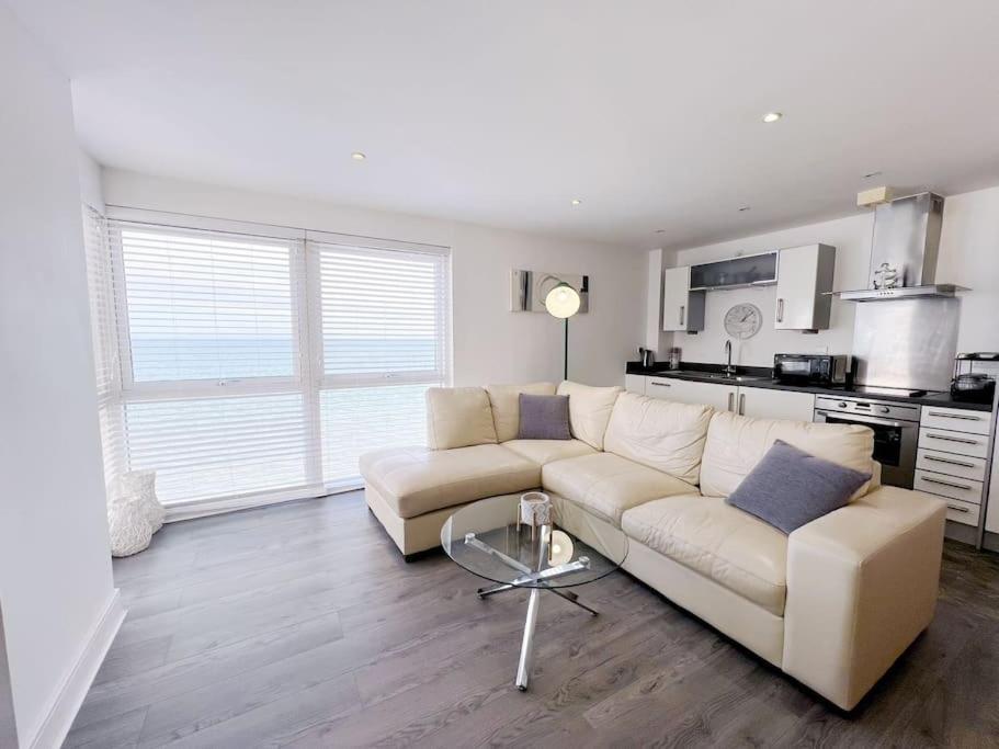 Stylish Seaview One-Bedroom Apt Суонзи Екстериор снимка